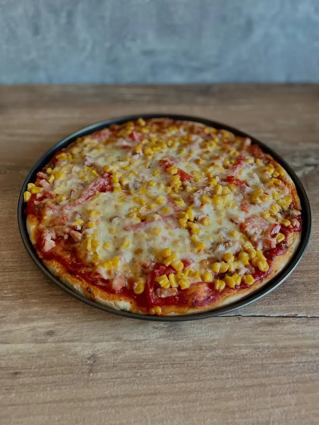 Domowa pizza z szynką, kukurydzą i serem
