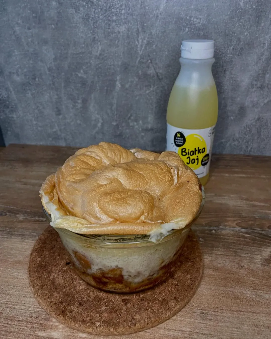 Jednoporcjowa szarlotka z daktylami, budyniem i bezą