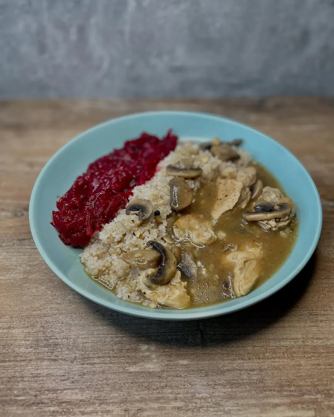 Kasza jaglana ze schabem duszonym w sosie pieczarkowym i buraczkami