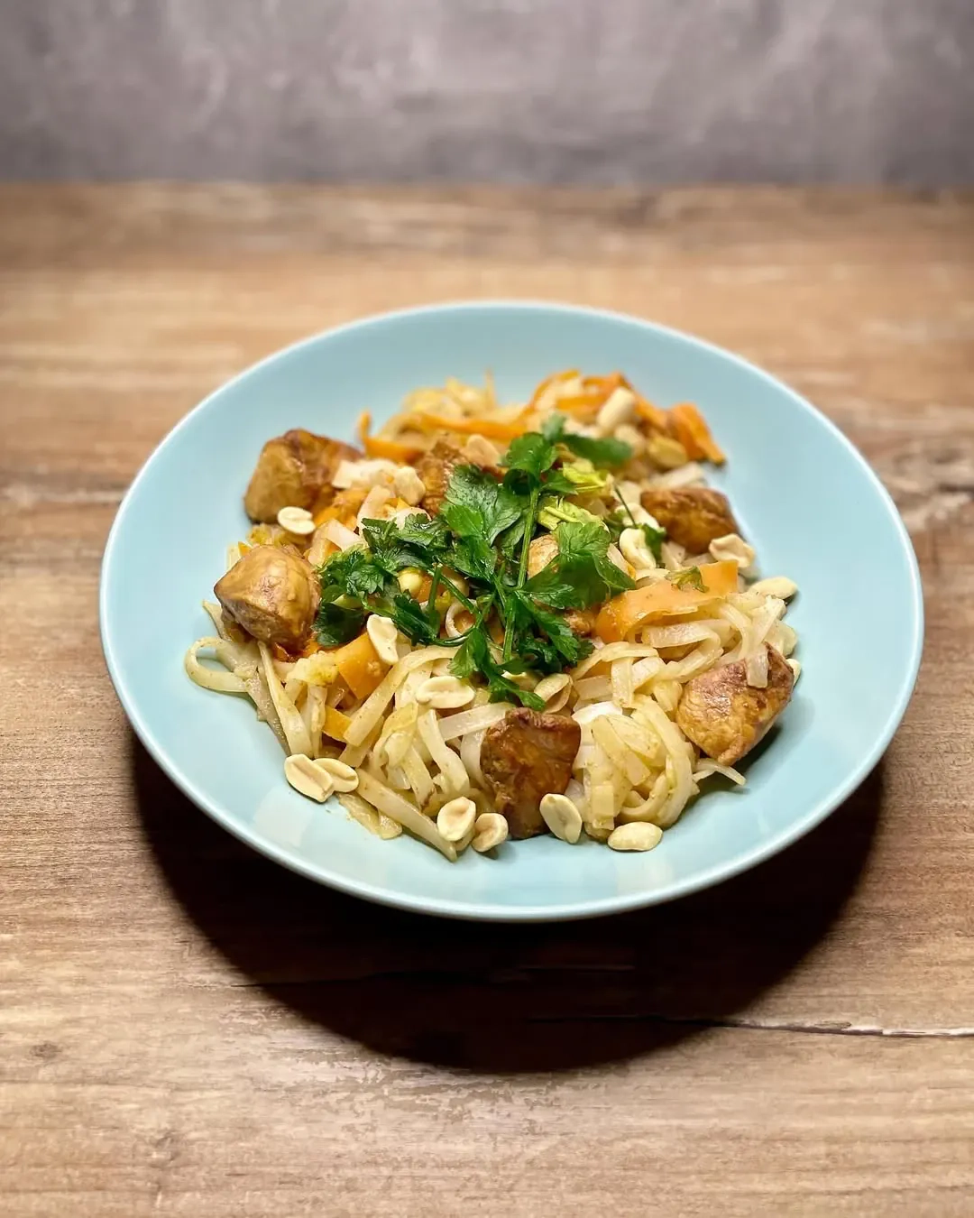 Makaron ryżowy z kurczakiem w sosie orzechowym 🥢