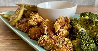 Pieczone nuggetsy z kurczaka w chrupiącej jogurtowej panierce z pieczonymi ziemniakami