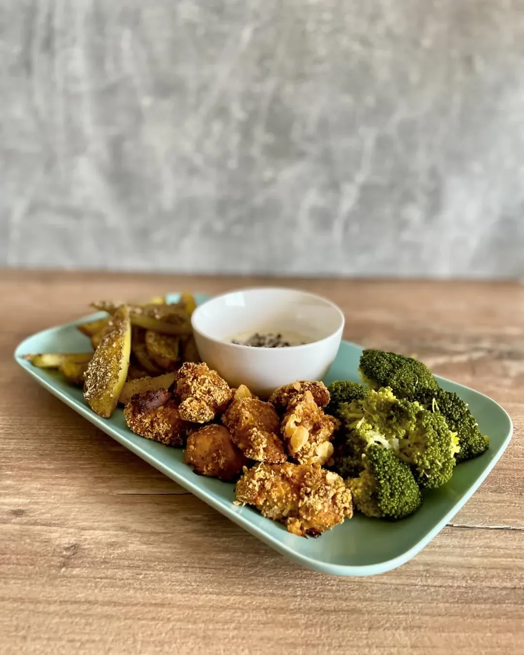 Pieczone nuggetsy z kurczaka w chrupiącej jogurtowej panierce z pieczonymi ziemniakami