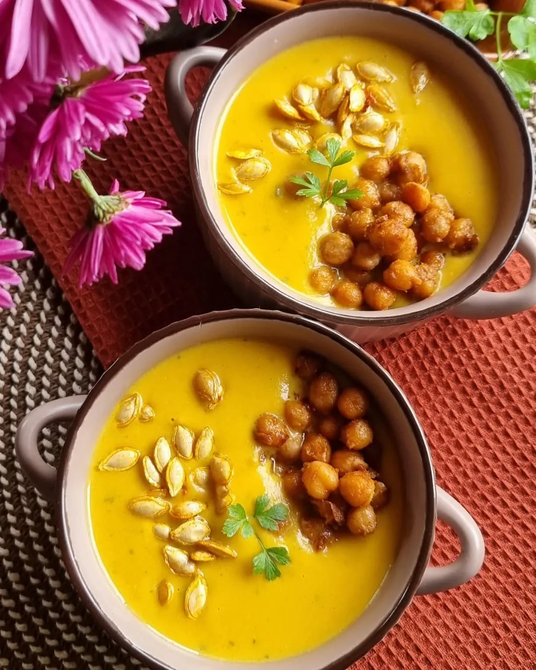 Ķirbju krēmzupa ar turku zirņiem