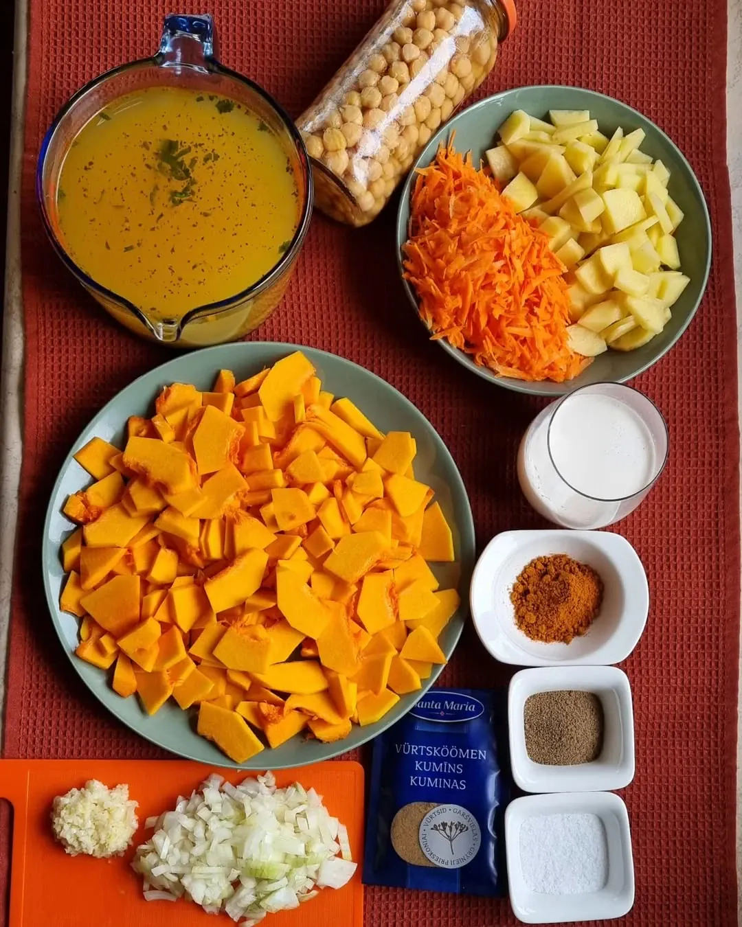 Ķirbju krēmzupa ar turku zirņiem