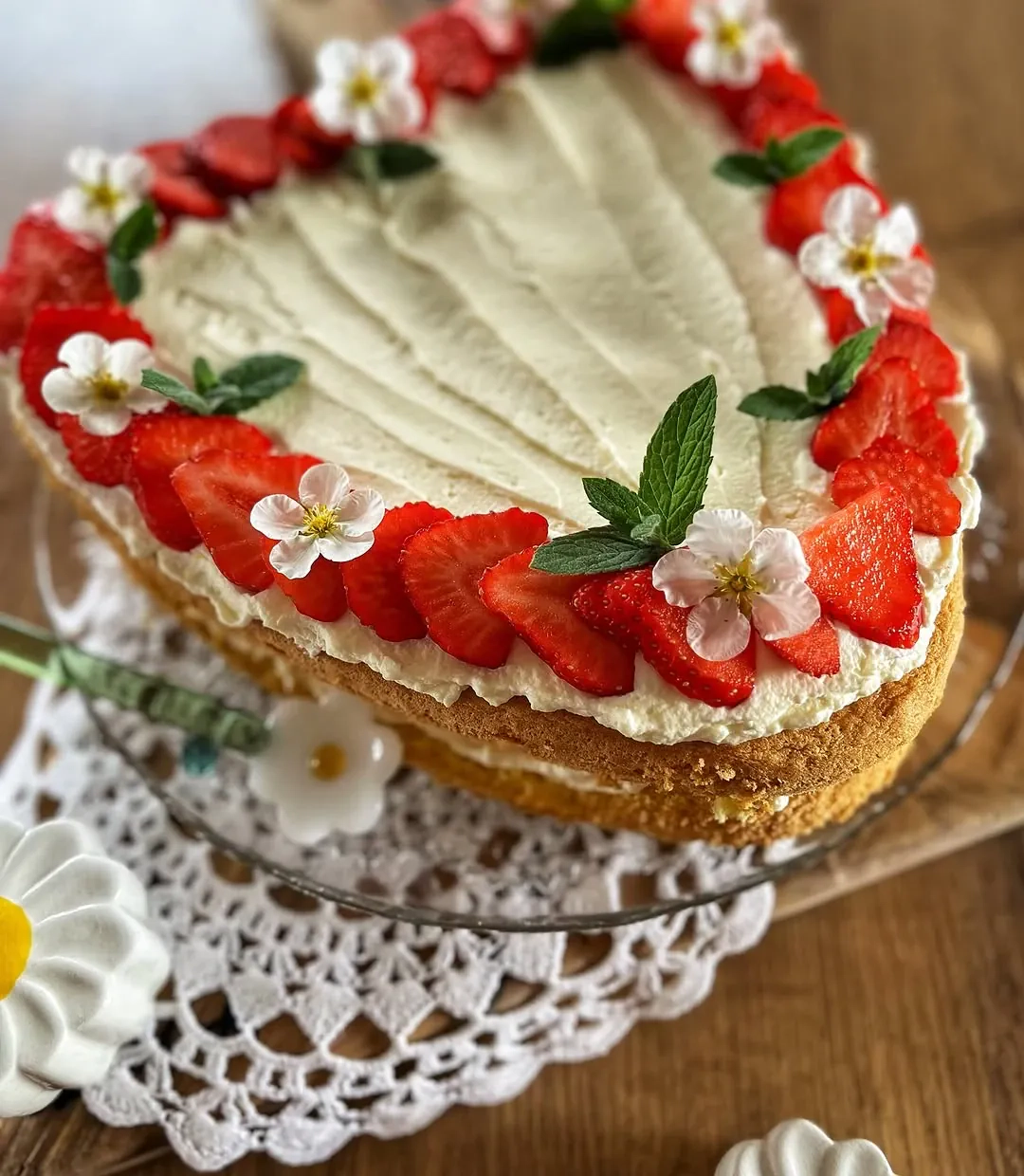 Torcik śmietankowy z biszkoptem i truskawkami