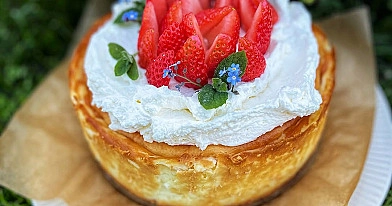 Sernikowy torcik z mascarpone i śmietanką
