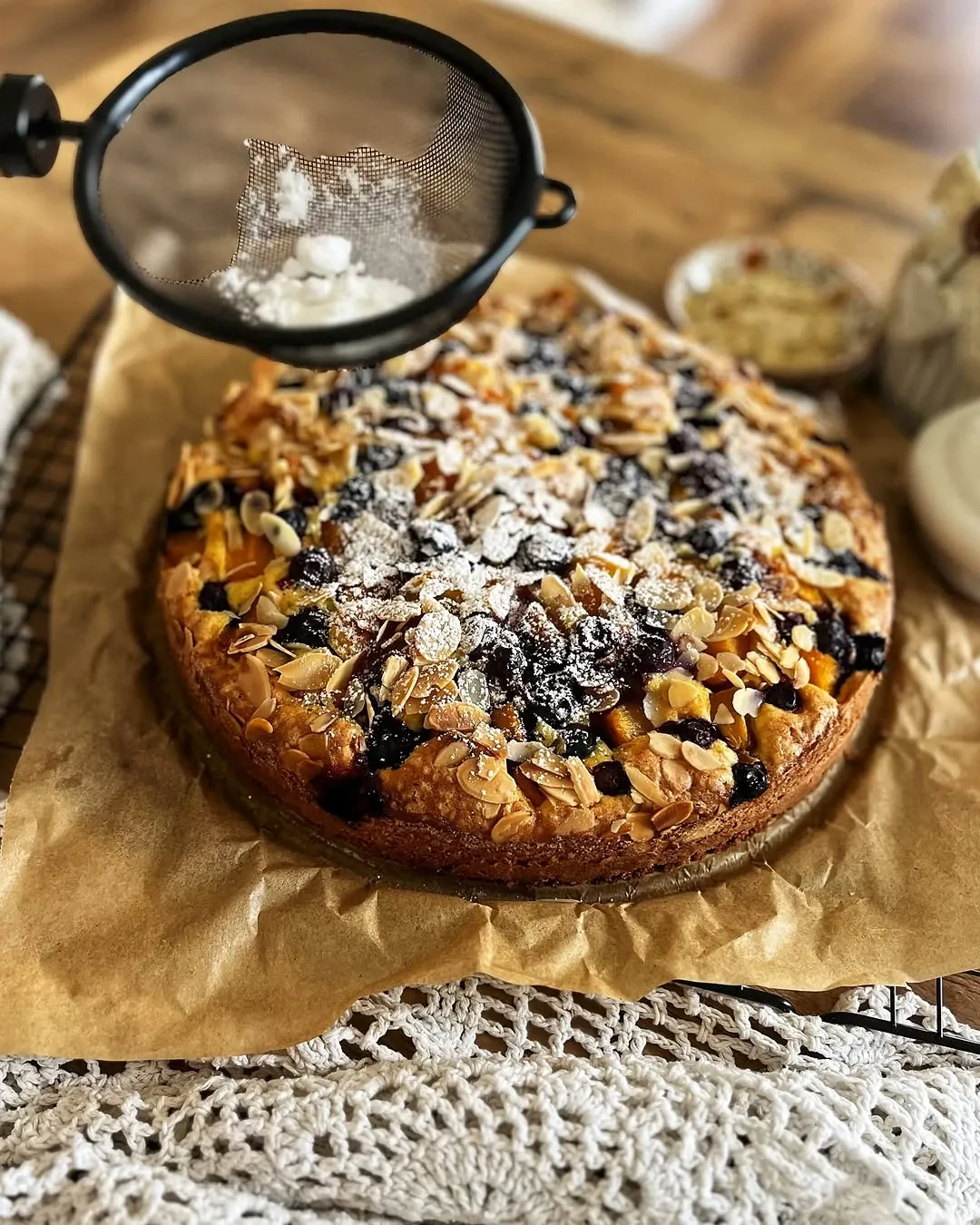 Ciasto ucierane z brzoskwiniami, borówkami i migdałami