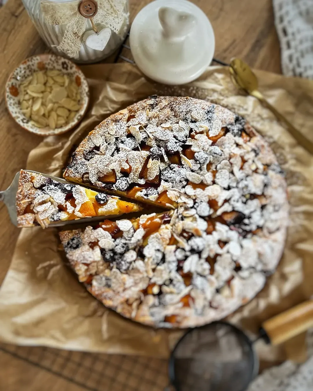 Ciasto ucierane z brzoskwiniami, borówkami i migdałami