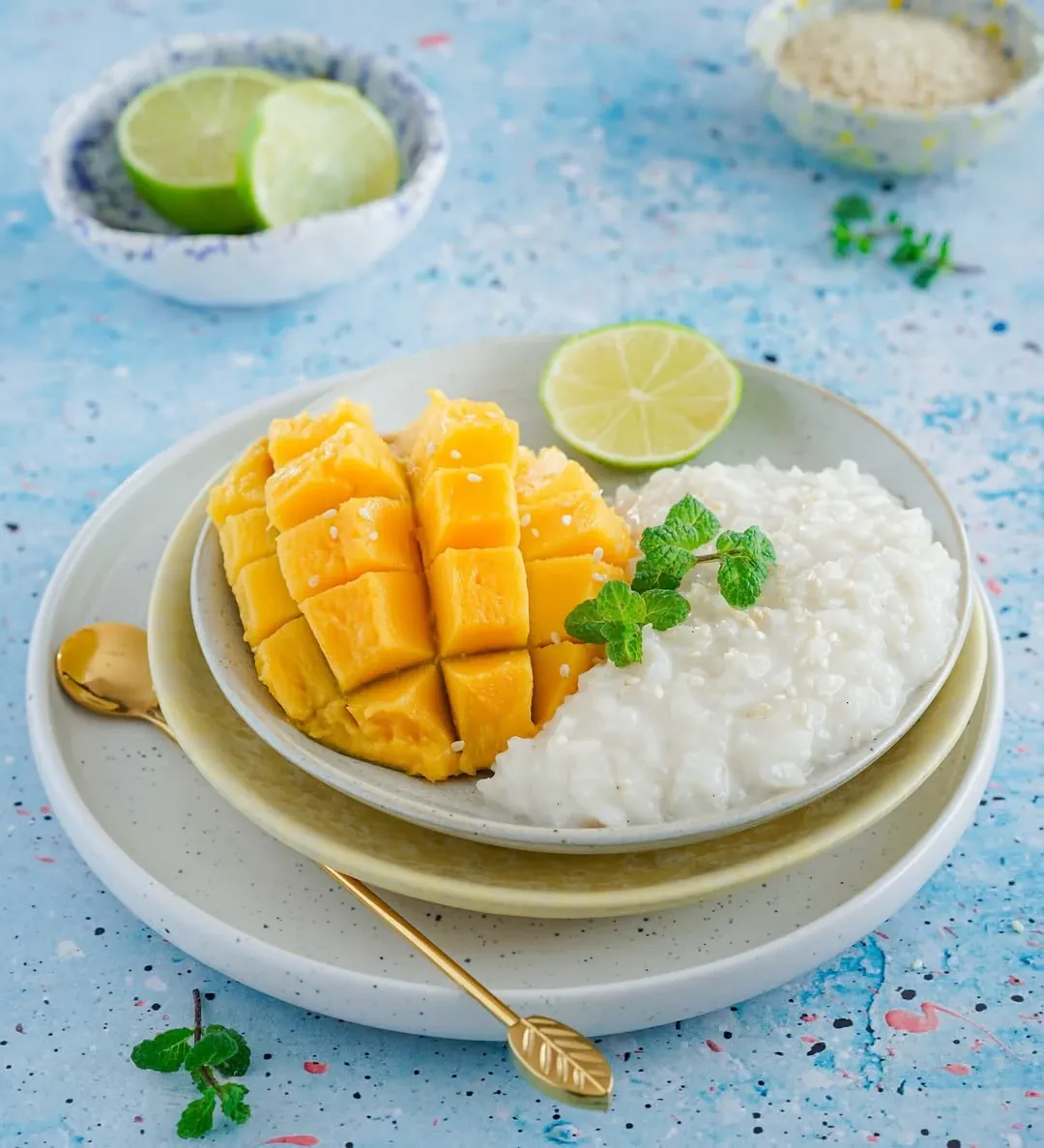 Tajski deser mango sticky rice z mlekiem kokosowym