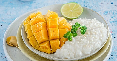 Tajski deser mango sticky rice z mlekiem kokosowym