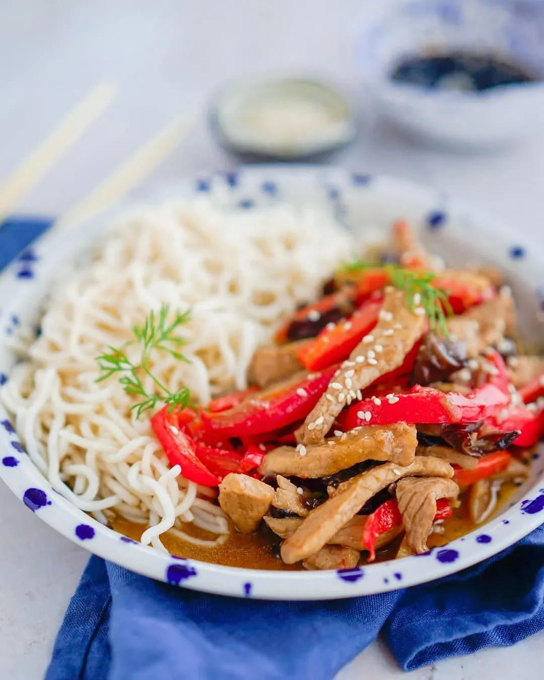 Schab po chińsku z warzywami i makaronem ryżowym