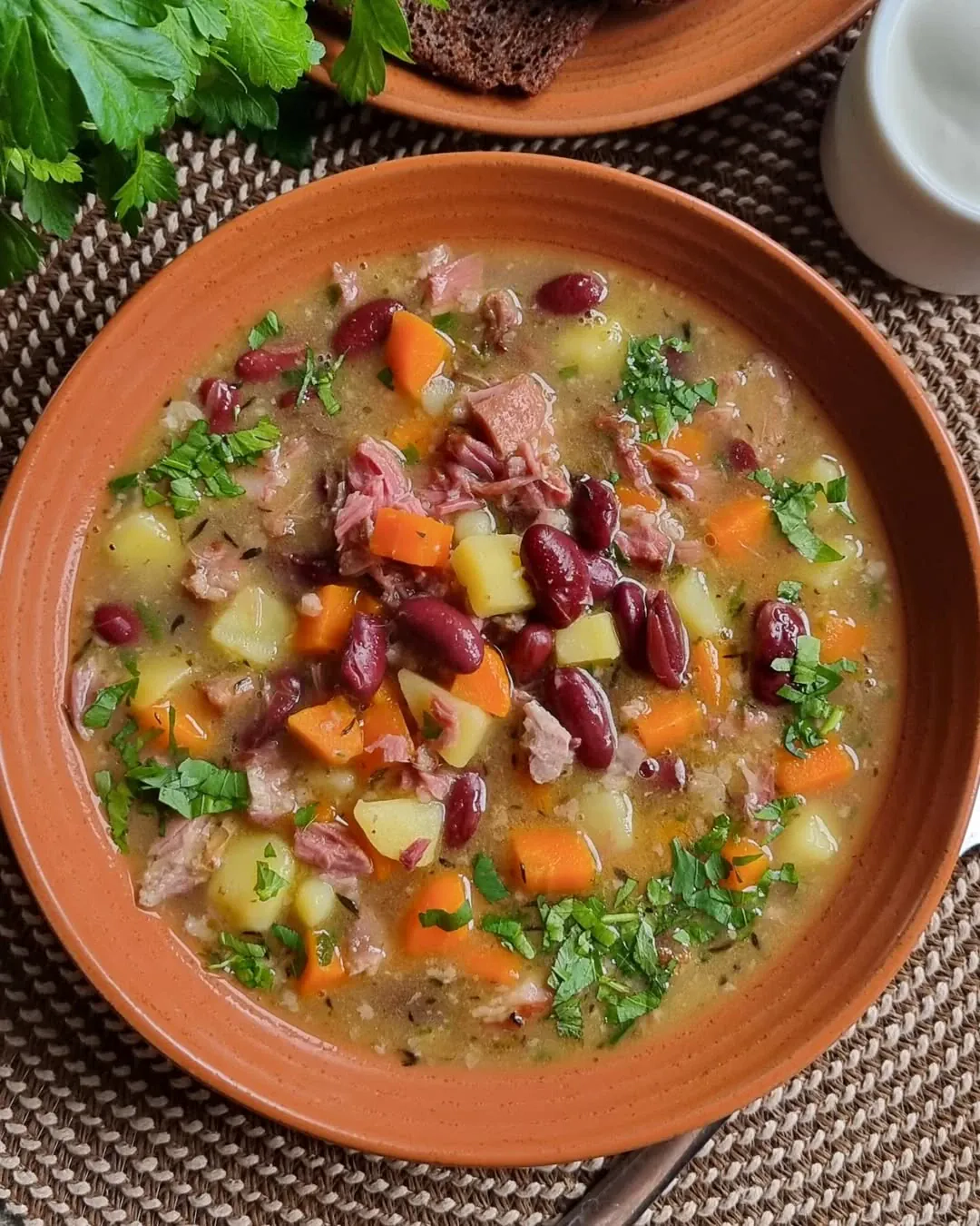 Pupiņu zupa ar kūpinātu cūkgaļu un kartupeļiem