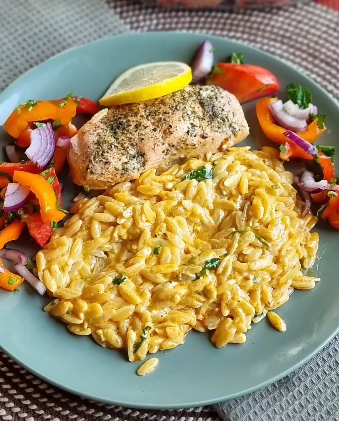 Krēmīga orzo pasta ar lasi
