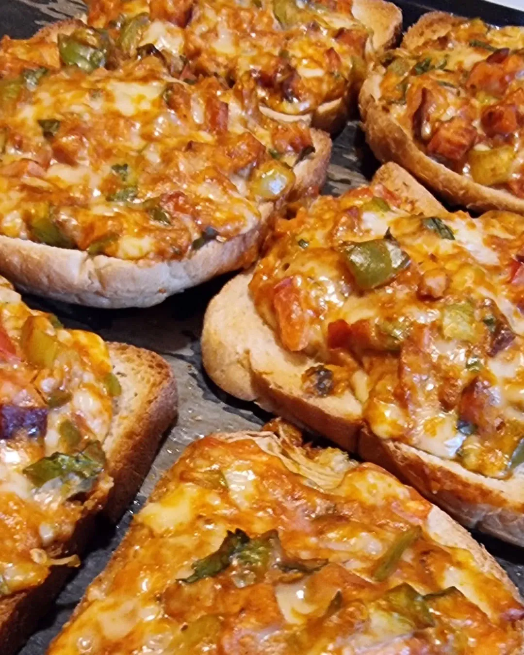 Brokastu karstmaizes ar sieru, kūpinātu gaļu un dārzeņiem