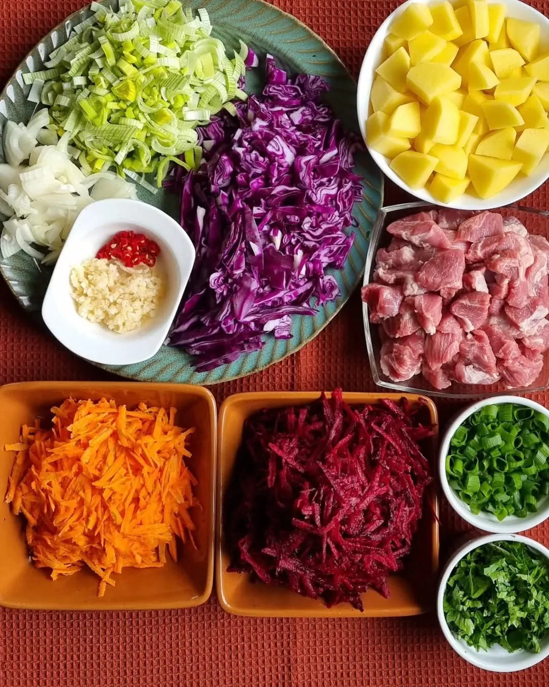 Sildoša biešu zupa ar cūkgaļu un rudens dārzeņiem