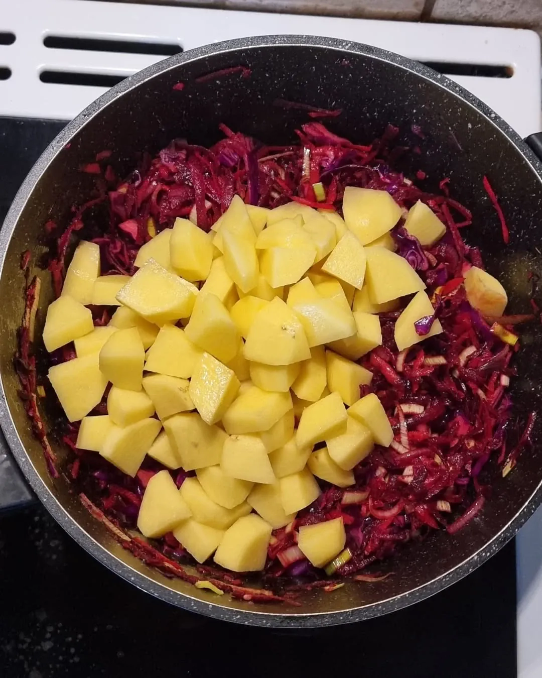 Sildoša biešu zupa ar cūkgaļu un rudens dārzeņiem