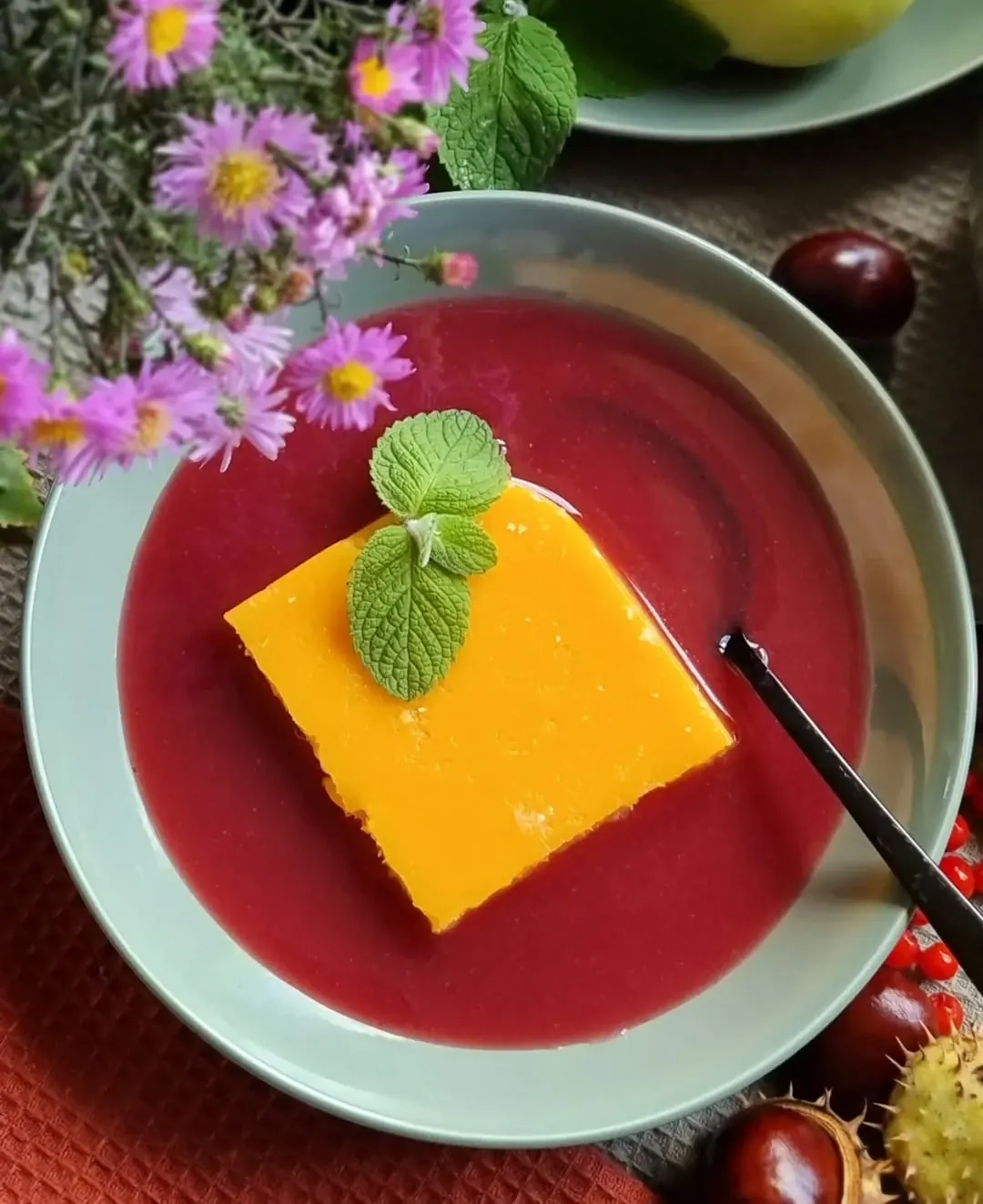 Ķirbju deserts ar putukrējumu un ķīseli