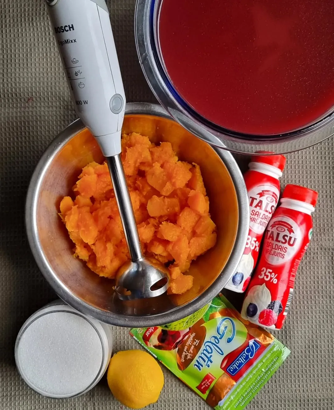 Ķirbju deserts ar putukrējumu un ķīseli