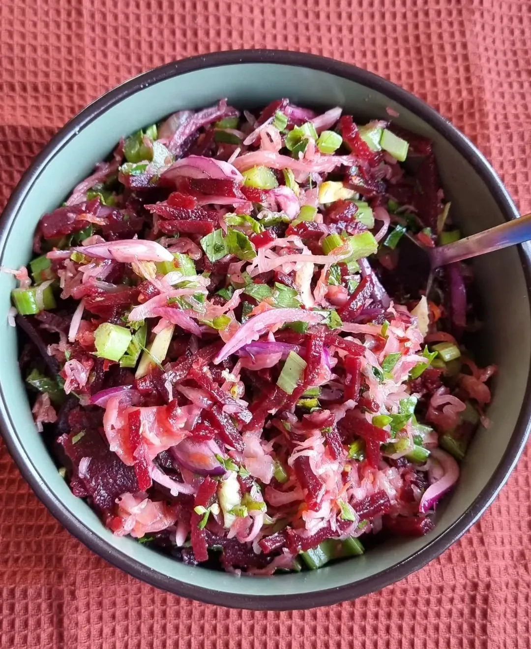 Vistu stilbiņi ar kartupeļu biezeni un vinegretu Vistu stilbiņi ar kartupeļu biezeni un vinegretu