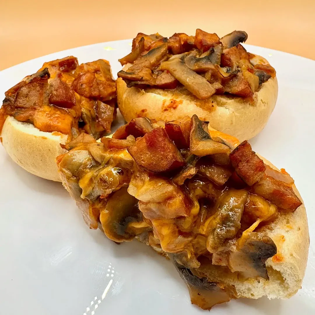 Zapiekane bułeczki z farszem z kiełbasy, pieczarek i sera