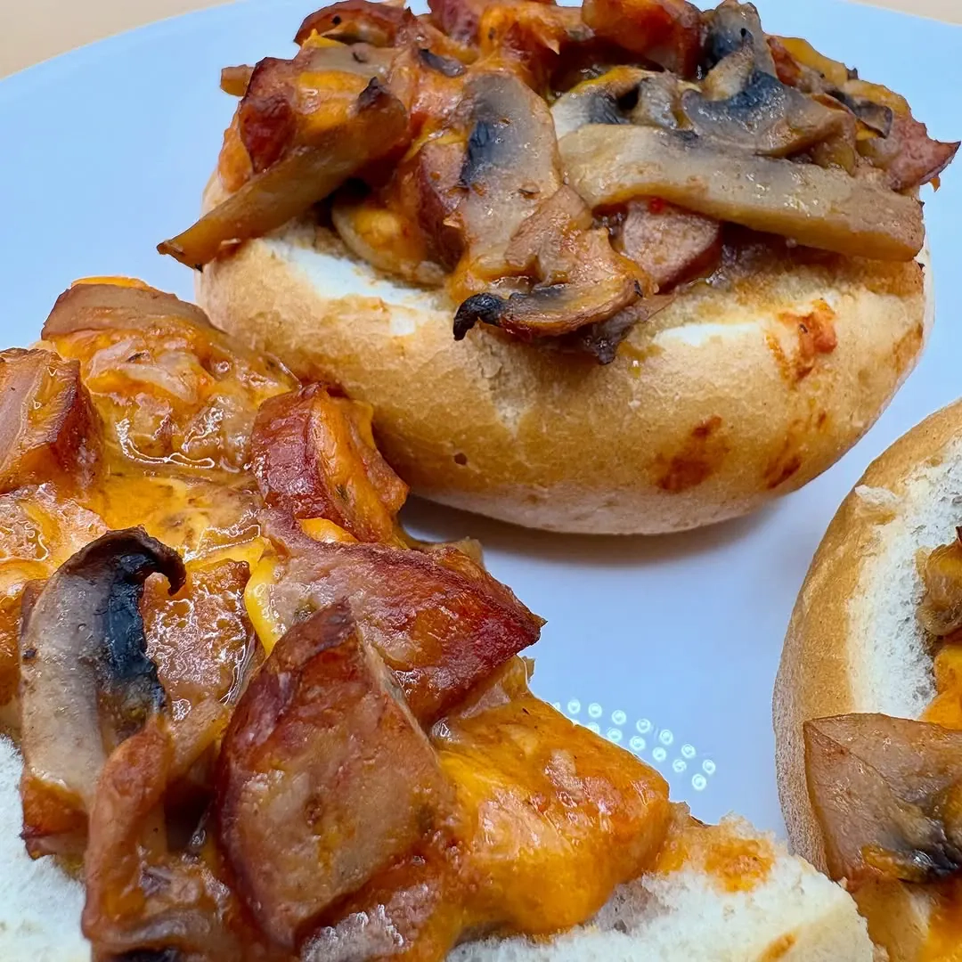 Zapiekane bułeczki z farszem z kiełbasy, pieczarek i sera