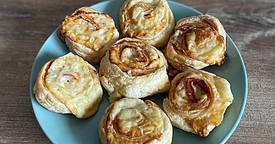 Ślimaczki z ciasta francuskiego z serem i salami
