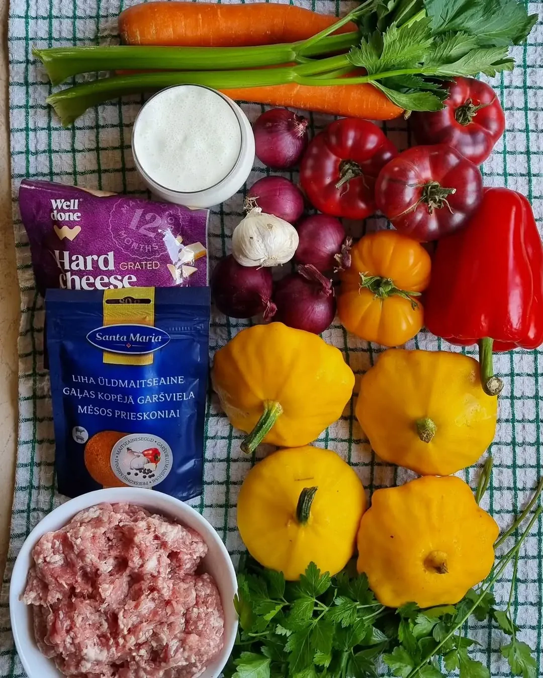 Pildīti patisoni dārzeņu mērcē