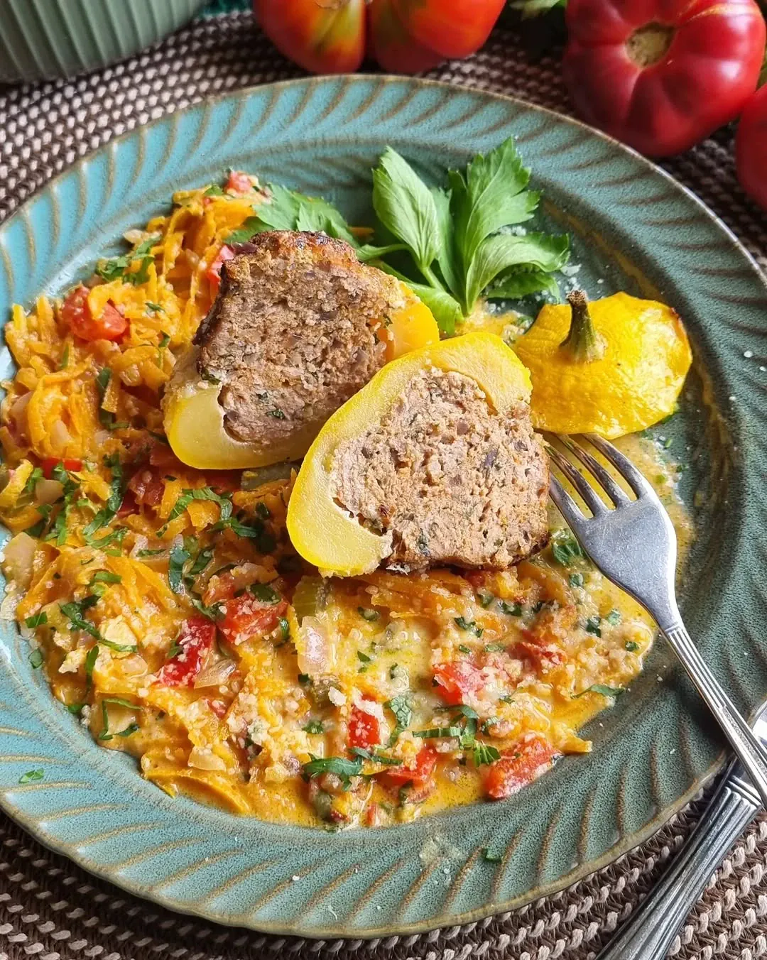 Pildīti patisoni dārzeņu mērcē