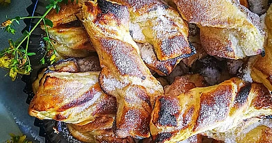 Sluoksniuotos tešlos sausainiai su kreminiu citrininiu pudingu