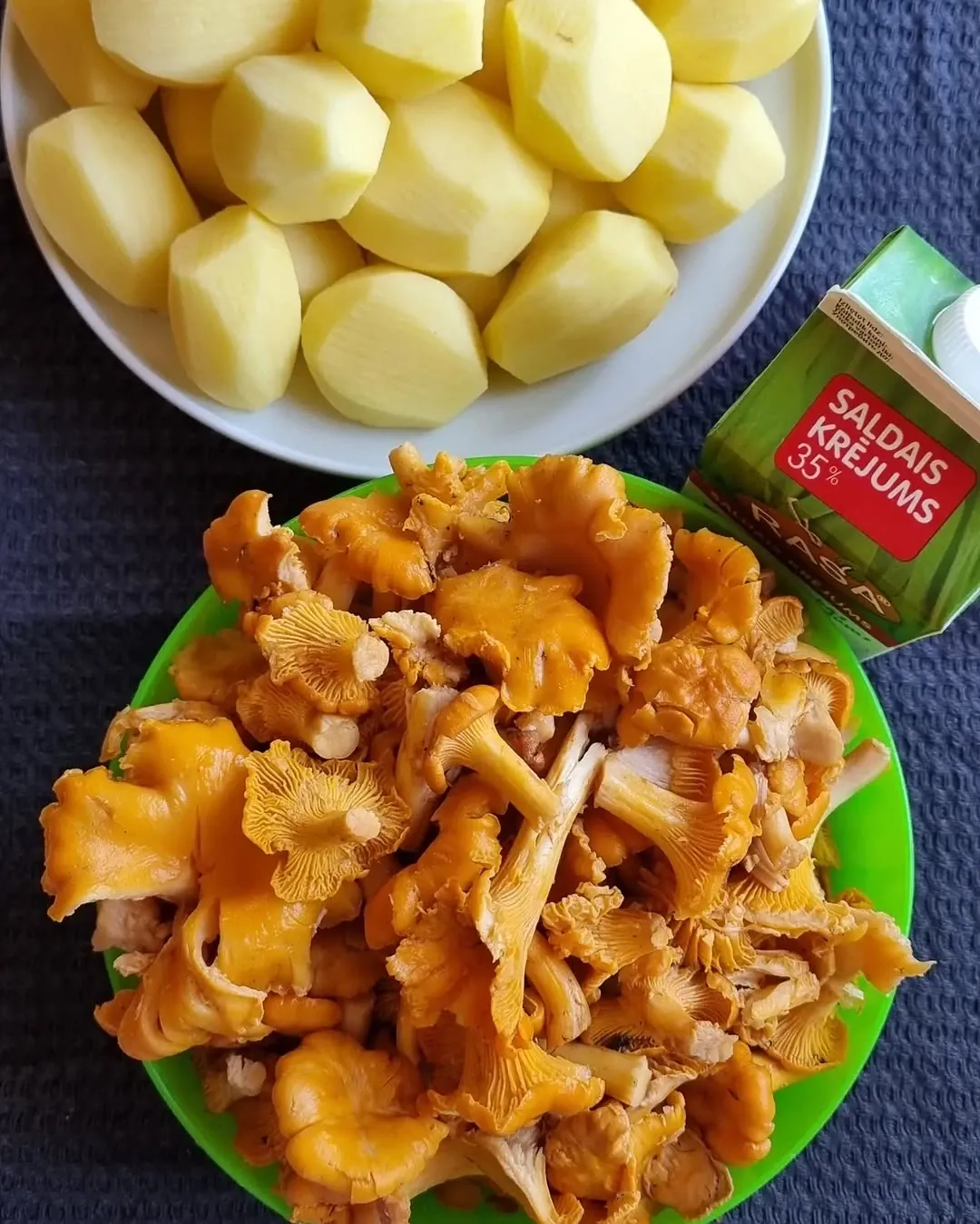 Kartupeļu pankūkas ar krēmīgu gaileņu mērci