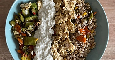 Kasza pęczak z warzywami, sosem tzatziki i pieczoną piersią z kurczaka