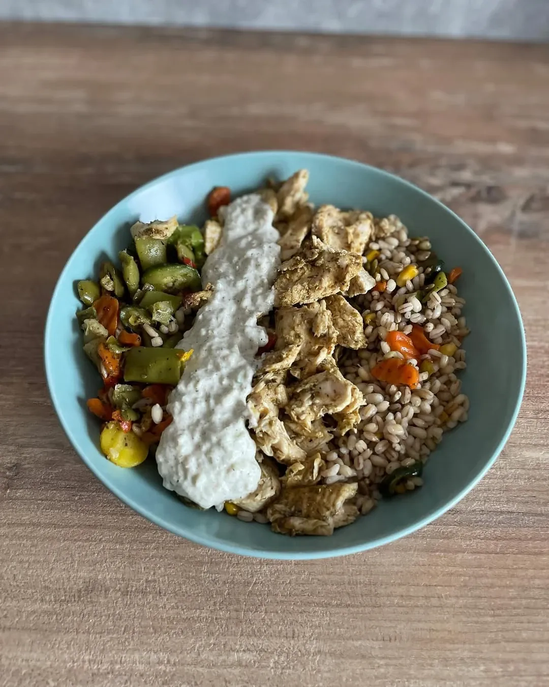 Kasza pęczak z warzywami, sosem tzatziki i pieczoną piersią z kurczaka