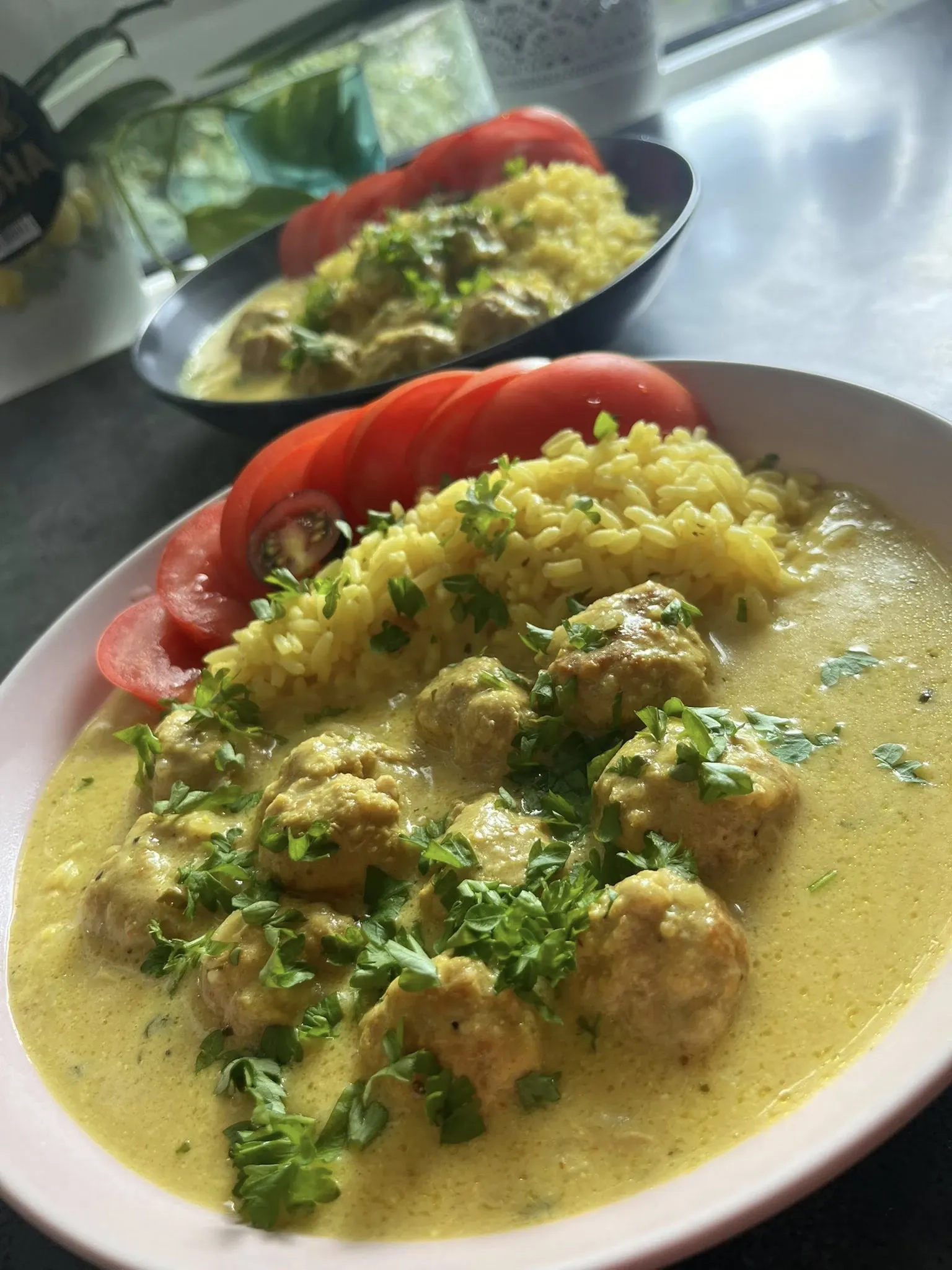 Sultingi kiaulienos kukuliukai su karį padažu ir obuolių sultimis