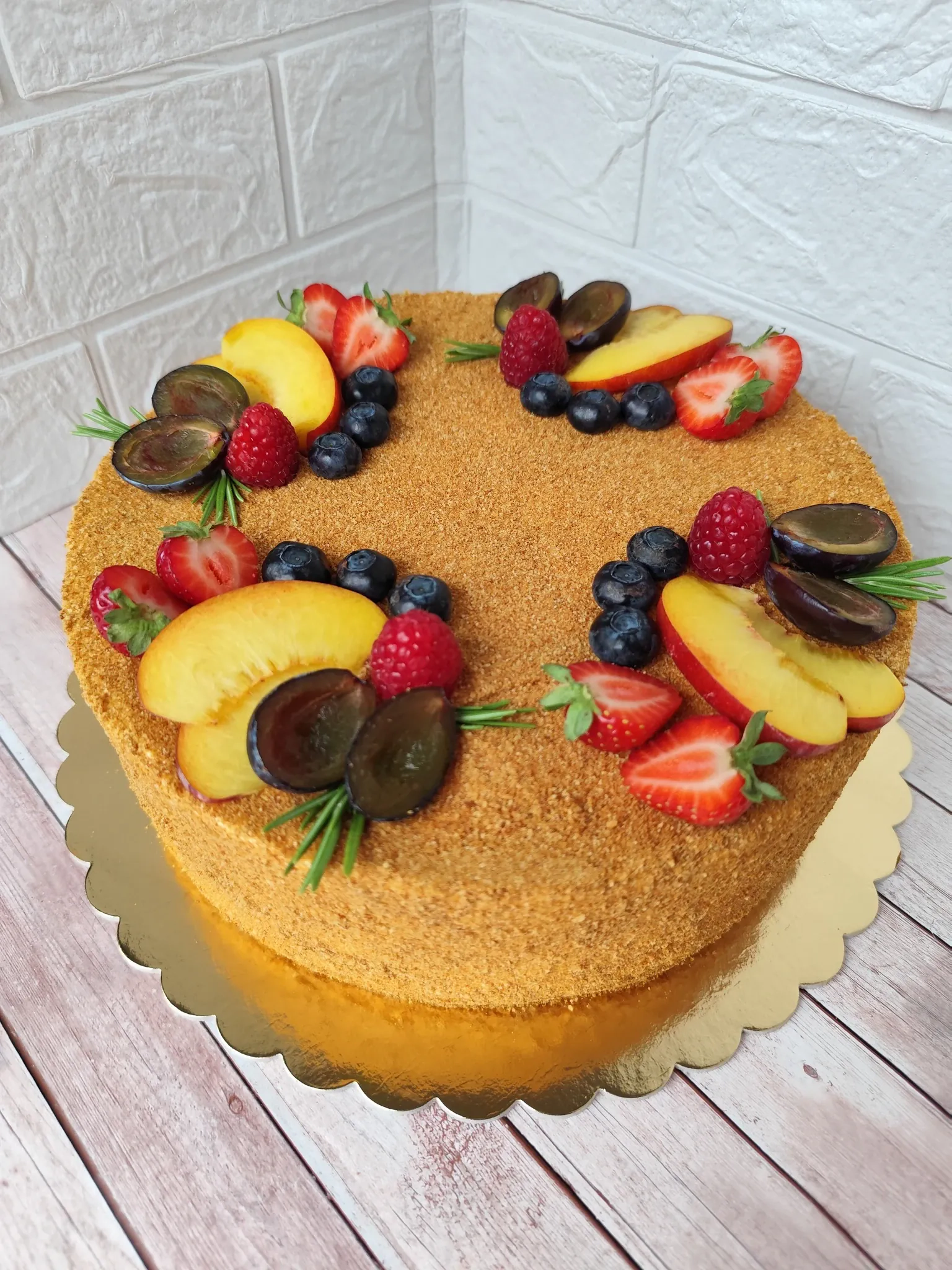 Medutis – minkštas medaus tortas su grietinės kremu
