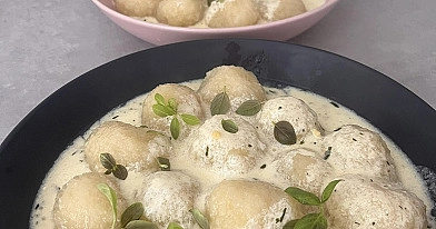 Šviežių bulvių durniukai su varške ir sviestiniu grietinės padažu