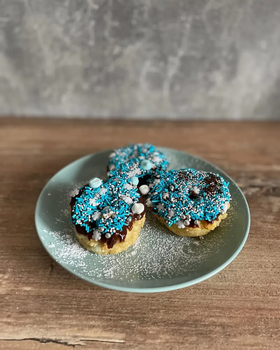 Pieczone donuty z twarogu z polewą czekoladową bez smażenia