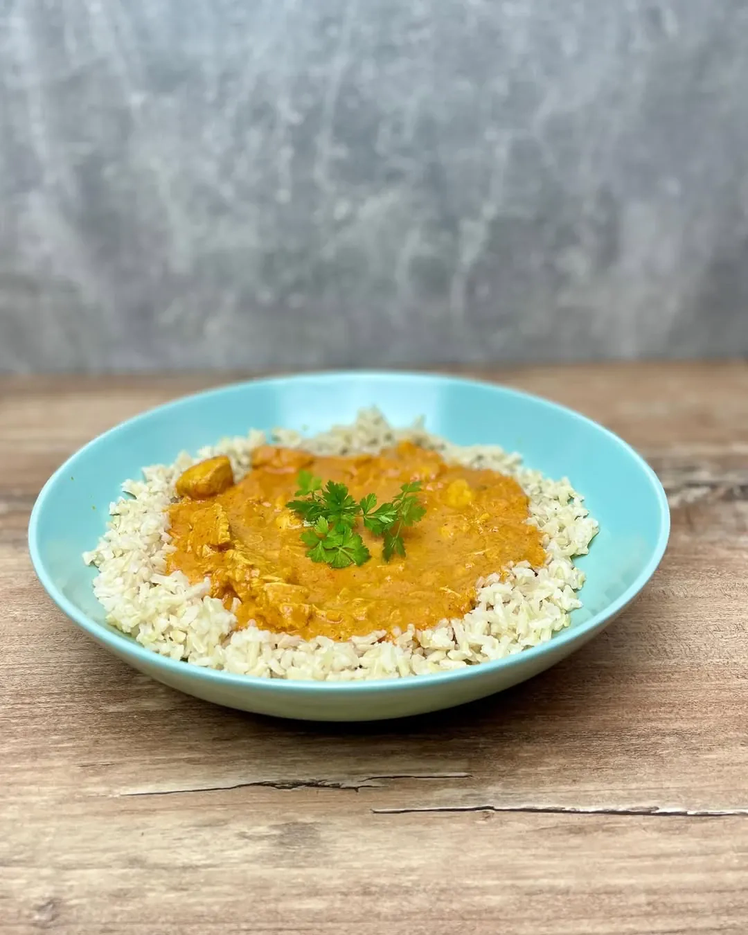 Ryż z kurczakiem w sosie butter chicken