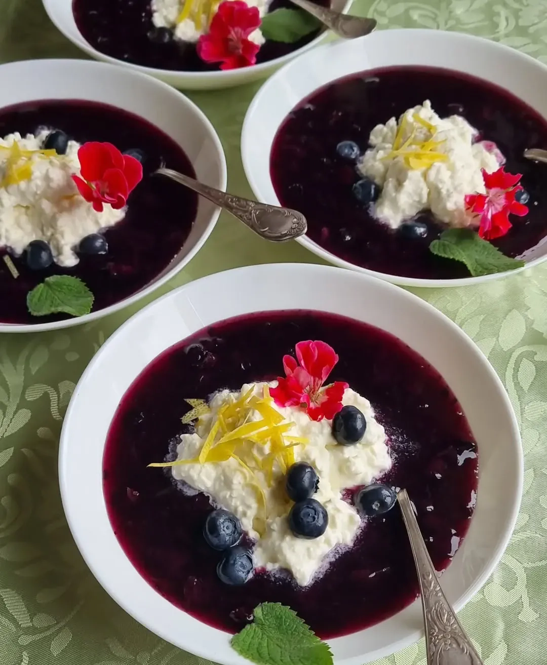 Melleņu ķīselis ar krēmīgu biezpiena desertu