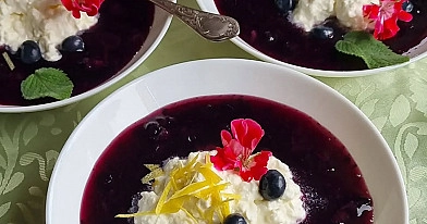 Melleņu ķīselis ar krēmīgu biezpiena desertu