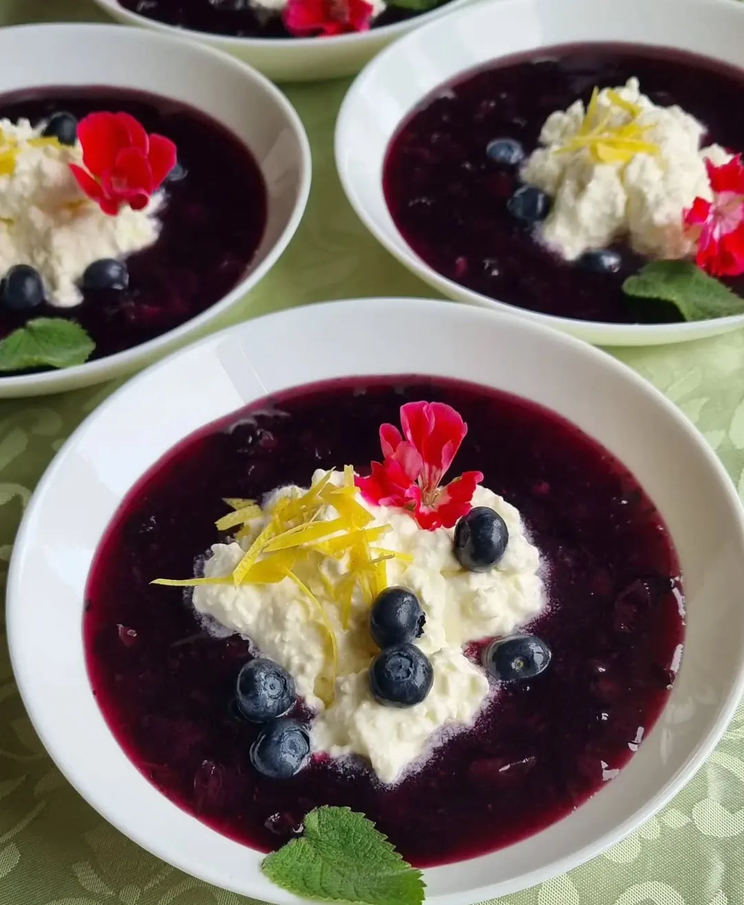 Melleņu ķīselis ar krēmīgu biezpiena desertu