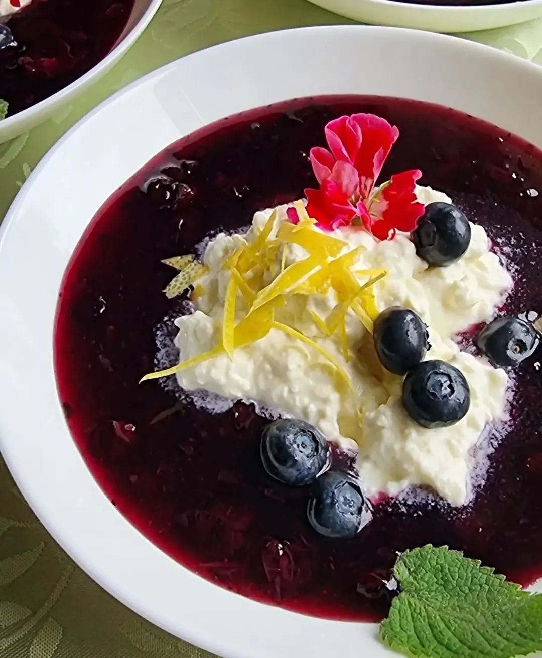 Melleņu ķīselis ar krēmīgu biezpiena desertu