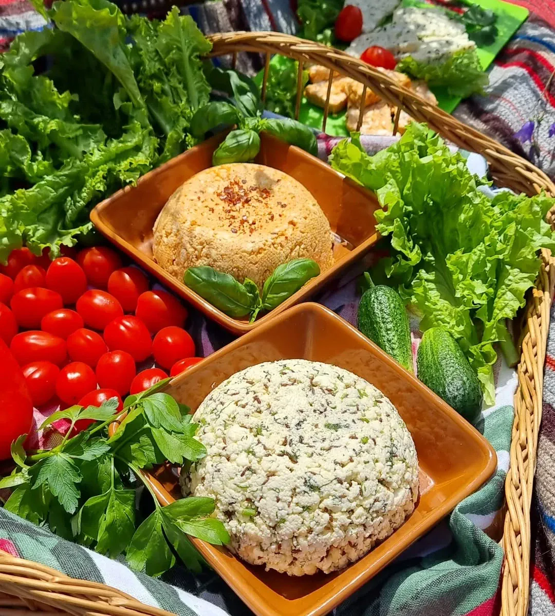 Ķimeņu siers un pikantais siers mājas gaumē Līgo svētkiem