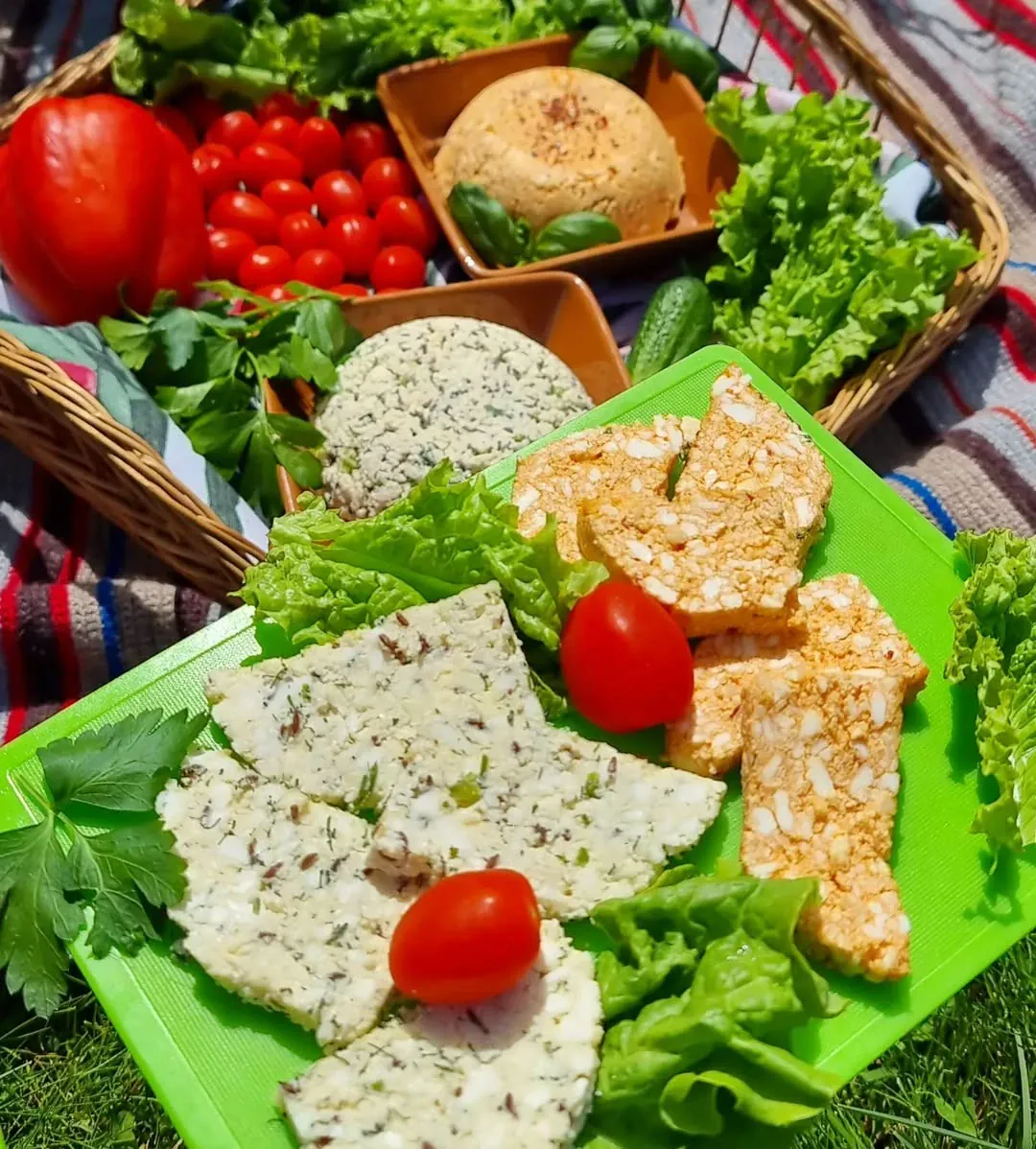 Ķimeņu siers un pikantais siers mājas gaumē Līgo svētkiem