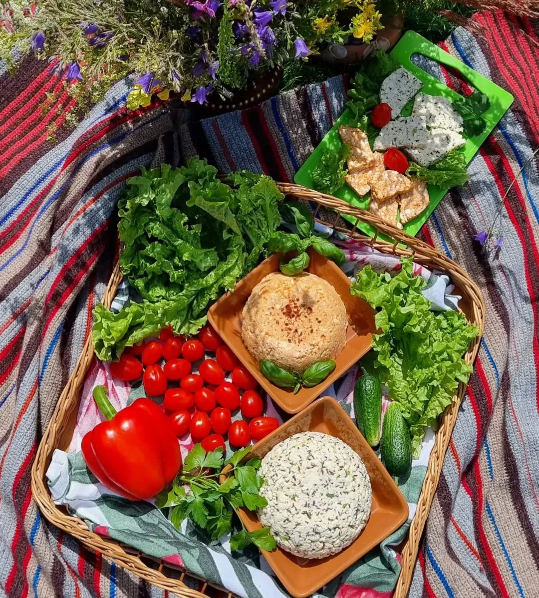 Ķimeņu siers un pikantais siers mājas gaumē Līgo svētkiem