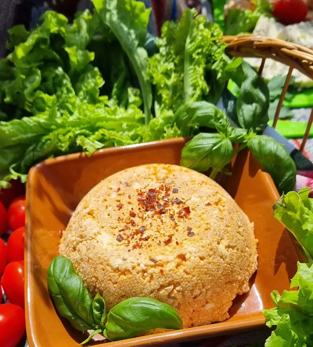 Ķimeņu siers un pikantais siers mājas gaumē Līgo svētkiem