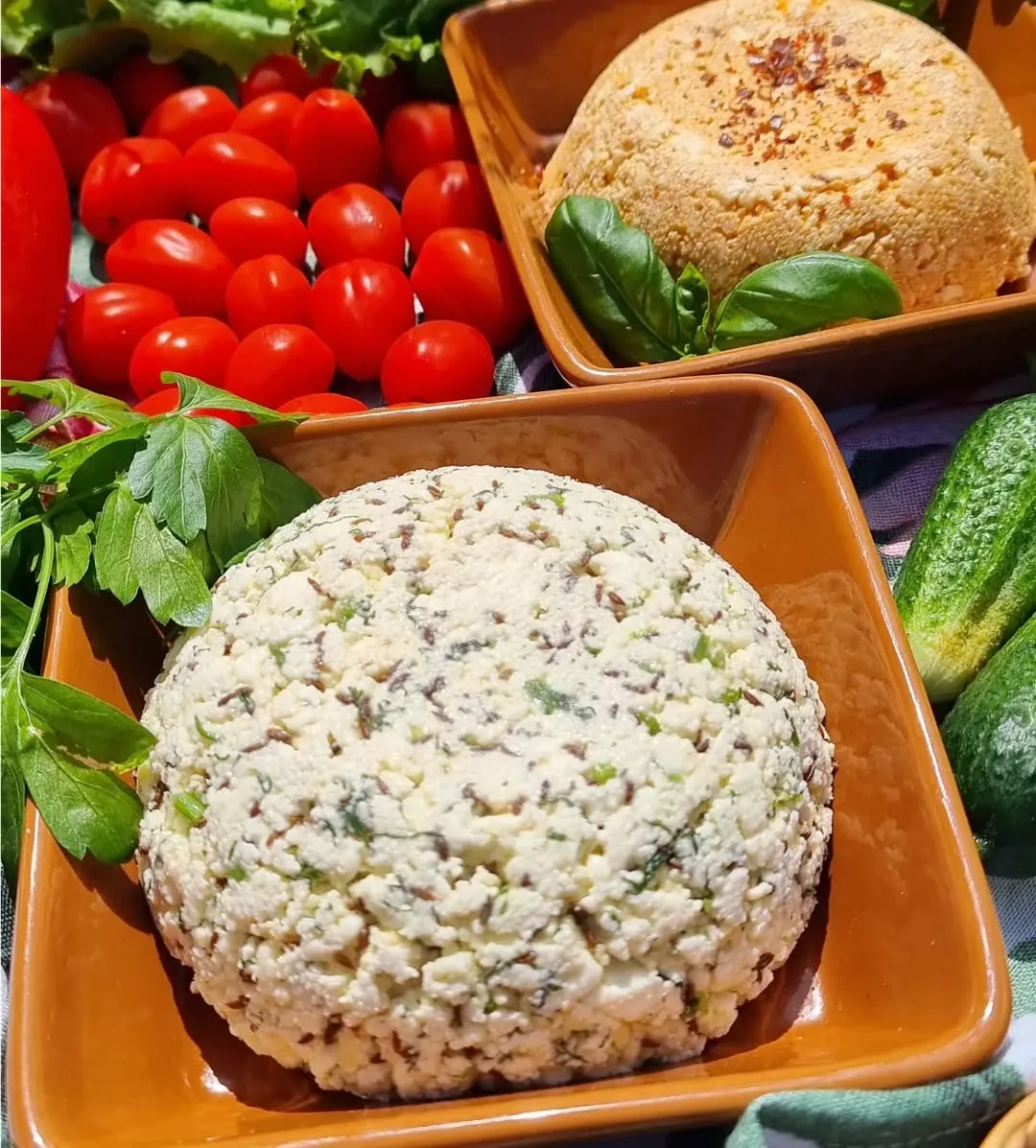 Ķimeņu siers un pikantais siers mājas gaumē Līgo svētkiem