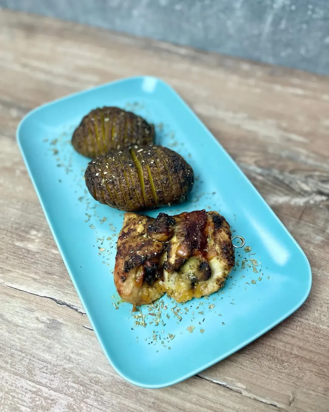 Ziemniaki Hasselback i roladki z kurczaka z pieczarkami