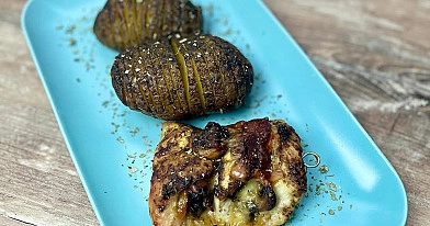 Ziemniaki Hasselback i roladki z kurczaka z pieczarkami