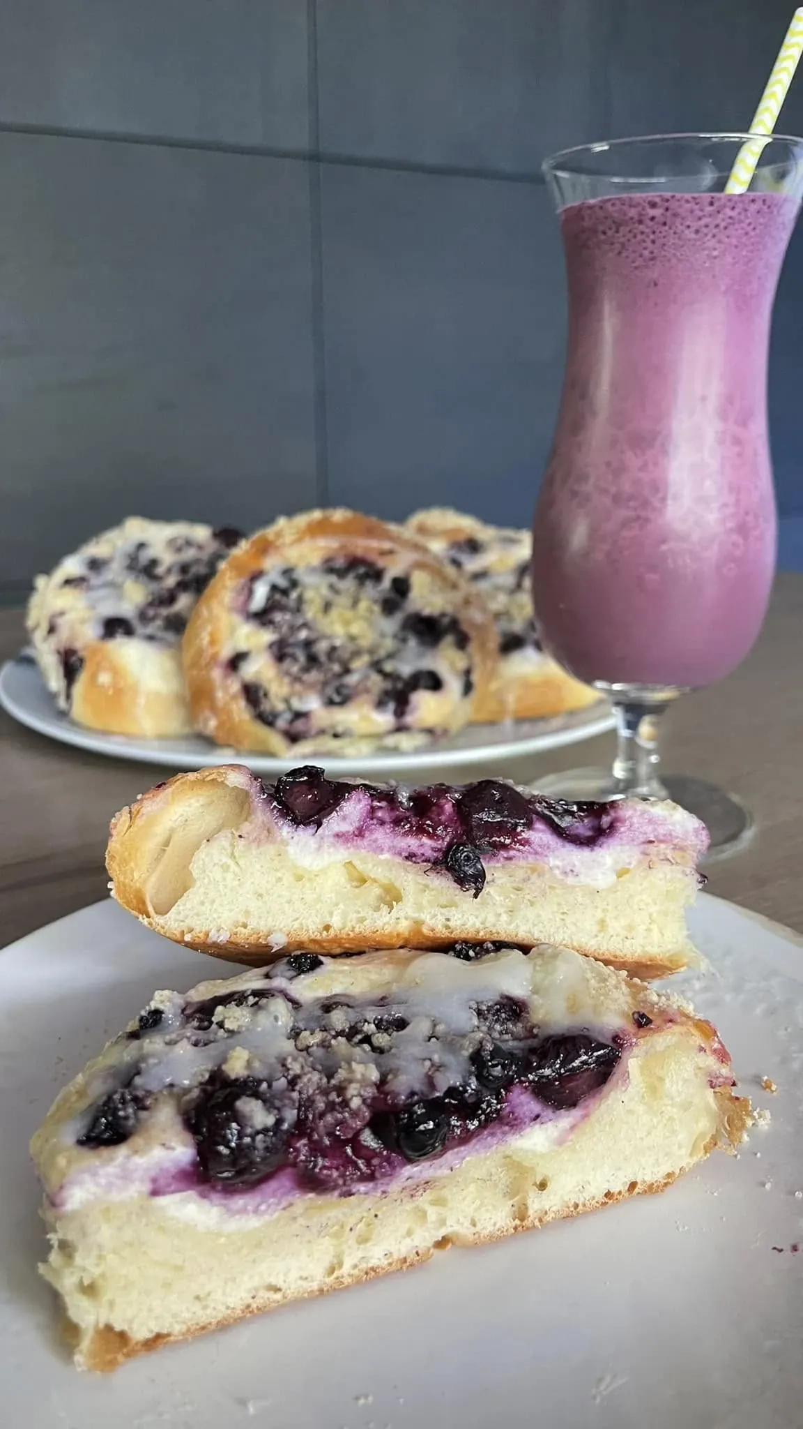 Purios brioche bandelės su mėlynėmis, juodaisiais serbentais ir cinamoniniais trupiniais