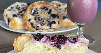 Purios brioche bandelės su mėlynėmis, juodaisiais serbentais ir cinamoniniais trupiniais